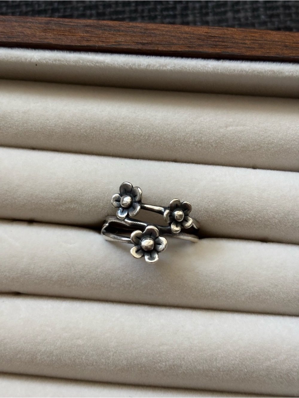 RARE RETIRED James Avery Sterling Silver Floral Matching Ring & Earring Set - Picture 7 of 10